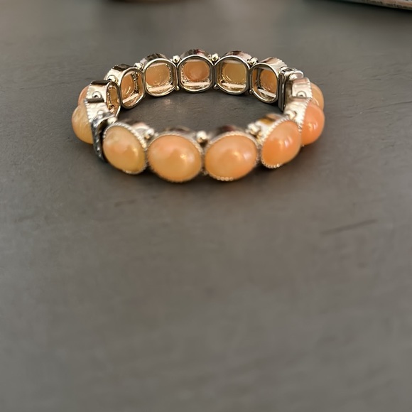 Peach colored beaded bracelet - Picture 3 of 4